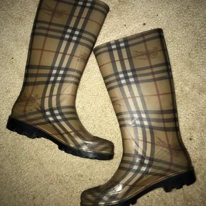 AUTHENTIC Burberry rain boots in classic print.